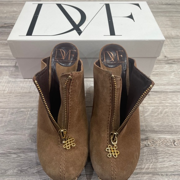 DVF brown suede clog shoes. - Picture 2 of 6